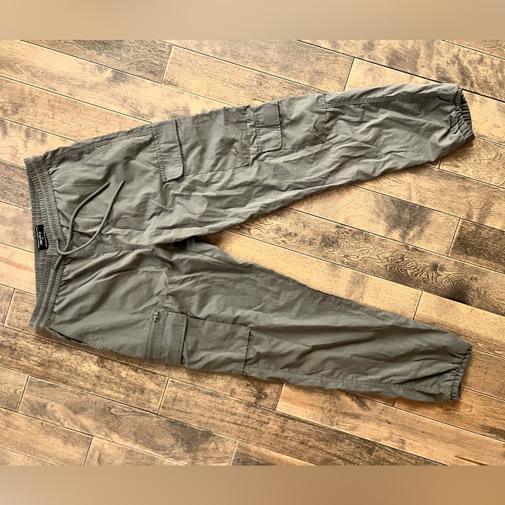 Mens Forever 21 cargo pants in grey color.